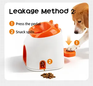Chien utilisant un distributeur de friandises à pédale pour un jouet de récompense détaillé.