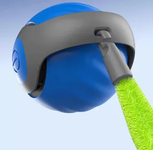 Gros plan détaillé d'une balle de jeu interactive pour chat avec un plumeau vert
