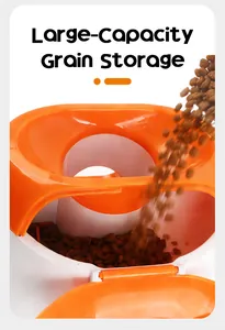 Détail de la trémie orange à grande capacité remplie de nourriture pour animaux