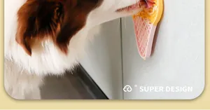 Vue détaillée d'un chien utilisant un tapis à lécher en silicone jaune et rose au mur