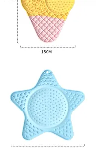 Détail macro des tapis de léchage en silicone pour animaux en forme de glace et d'étoile