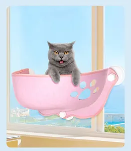 Detailansicht der rosa Filz-Katzen-Fensterhängematte mit Saugnäpfen und Pfotenausschnitt.