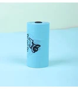 Detailopname van een lichtblauwe biologisch afbreekbare hondenpoepzakrol met logo