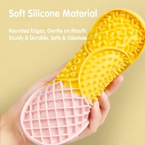 Tapis de léchage en silicone jaune et rose pour chien avec diverses textures de repas