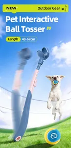 Professionele telescopische hondenballenwerper in een dynamische actiescène buiten met hond