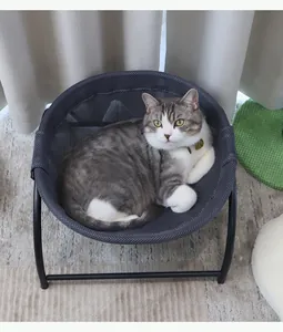 Nahaufnahme einer grauen Katze in einer atmungsaktiven schwarzen Mesh-Katzenhängematte