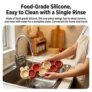 Tapis de léchage en silicone en forme de chenille pour chiens et chats rincé sous l'eau