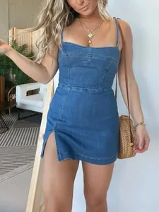 Vue détaillée d'une robe courte en jean moulante avec bretelles fines et une fente.