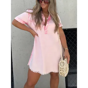 Robe chemise en jean rose élégante avec manches courtes et un ourlet effiloché tendance.