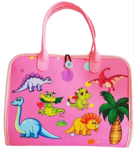 Vista dettagliata della busy board in feltro rosa con motivi di dinosauri colorati
