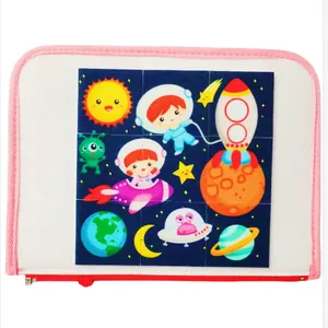 Dettaglio di un puzzle a tema spaziale su una tavola Montessori in morbido feltro rosa