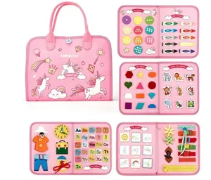 Busy board Montessori rosa con unicorno, alfabeto, forme e varie attività motorie.