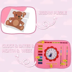 Vista dettagliata della busy board in feltro rosa con orologio, calendario e puzzle
