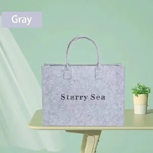 Detailansicht einer großen grauen Filz-Einkaufstasche mit dem Aufdruck Starry Sea