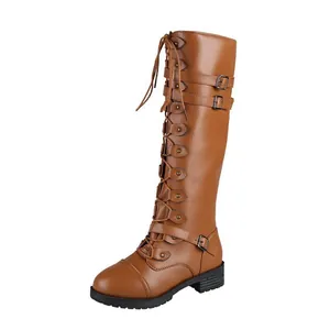 Botas altas marrones con cordones, correas con hebillas y tacón plano