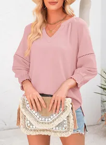 Nahaufnahme der rosa V-Ausschnitt-Bluse mit Faltenbündchen und Spitzenärmel-Details