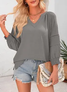 Detailaufnahme graue V-Ausschnitt Bluse mit strukturierter Textur und Häkelbündchen