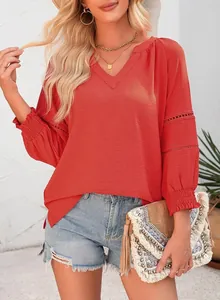 Elegante rote Bluse mit V-Ausschnitt, Spitzen-Details und gesmokten Ärmeln im Urlaubsstil.