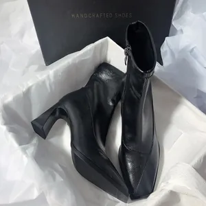 Elegante schwarze Stretch-Stiefeletten aus Leder mit Karree-Zehe und Blockabsatz in Box.