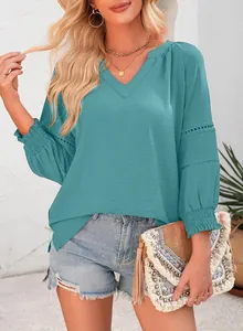 Elegante türkise Bluse mit V-Ausschnitt, gesmokten Ärmeln und Spitzenverzierungen