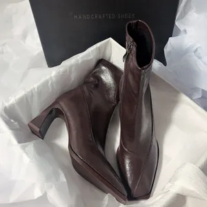 Elegante braune Lederstiefeletten mit quadratischer Zehenpartie und hohem Blockabsatz