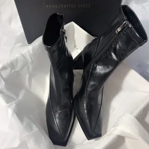 Elegante schwarze Lederstiefeletten mit quadratischer Zehenpartie und Blockabsatz