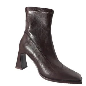 Elegante braune Damen-Stiefeletten mit quadratischer Zehe und bequemem Blockabsatz