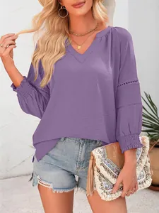 Lässige lila V-Ausschnitt Bluse mit eleganten Faltenärmeln für einen stilvollen Urlaubslook