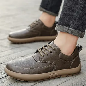 Klassieke bruine leren herenschoenen met brede ronde neus en zachte rubberen zool