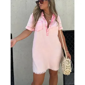Robe chemise en jean rose d'été avec col classique et ourlet à franges tendance.