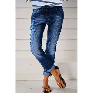 Detailansicht der gewaschenen blauen Denim-Jeans für Damen mit stilvoller Knopfleiste