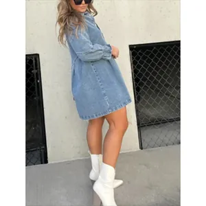 Vista dettagliata dell'abito camicia in denim lavato con maniche a lanterna