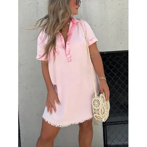 Robe chemise en jean rose avec col chemise et ourlet à franges pour le style d'été