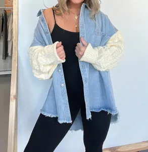 Detailansicht der Jeansjacke mit übergroßen Zopfstrickärmeln und offenem Saum.