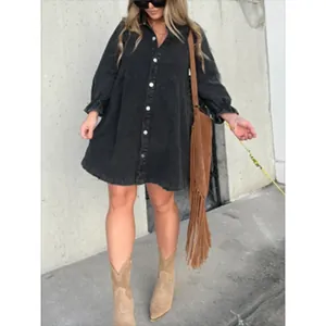 Elegante abito a camicia in denim nero lavato con maniche a lanterna e vestibilità ampia