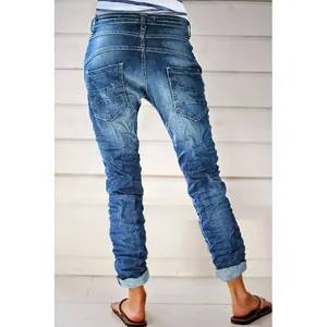 Detaillierte Rückansicht der schmal geschnittenen blauen Damenjeans mit Taschen