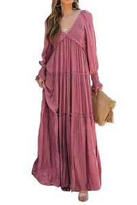 Elegantes Maxikleid mit V-Ausschnitt, langen Ärmeln und Stufenrock in Altrosa-Ton.