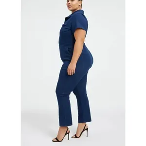 Détail de profil latéral d'une combinaison en denim bleu foncé grande taille pour femme