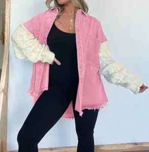Lockere rosa Damenjacke mit Zopfstrickärmeln und modischen ausgefransten Säumen
