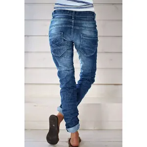 Detaillierte Rückansicht einer blauen gewaschenen Jeans für Damen mit Taschendesign