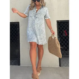 Robe chemise en jean d'été avec ourlet à franges effilochées et effet délavé neige