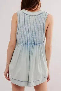 Detalle posterior de este mameluco corto de mezclilla azul claro plisado sin mangas