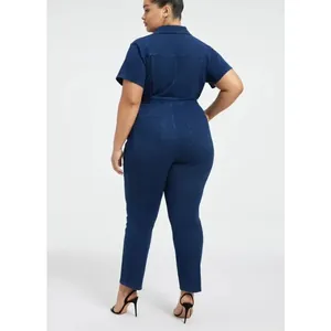 Vue arrière d'une combinaison en jean grande taille ajustée bleu marine décontractée