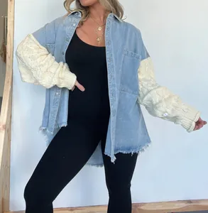 Oversized-Jeansjacke mit cremefarbenen Zopfstrickärmeln und Fransen am Saum