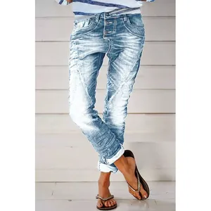 Detailansicht einer hellblauen gewaschenen Jeans mit Knopfleiste für Damen im Trend