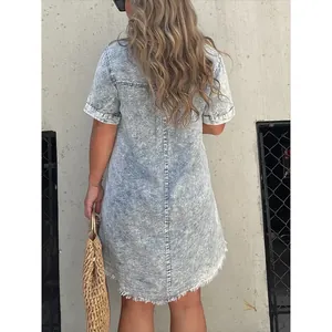 Vue arrière d'une robe en jean délavée décontractée avec un ourlet à franges effiloché tendance.