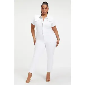 Détail d'une combinaison en jean blanc à manches courtes pour femmes de grande taille