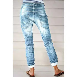 Hellblaue verwaschene Damen-Jeans im Distressed-Look, lässige Passform in Rückansicht