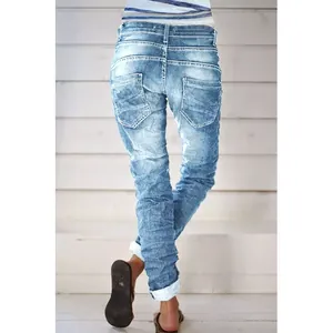 Detailansicht der Rückseite einer hellblauen Damen-Jeans im Distressed-Look und Waschung