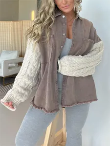 Detail der lockeren Damenjacke mit gewaschenem Denim und Zopfstrick-Pulloverärmeln.